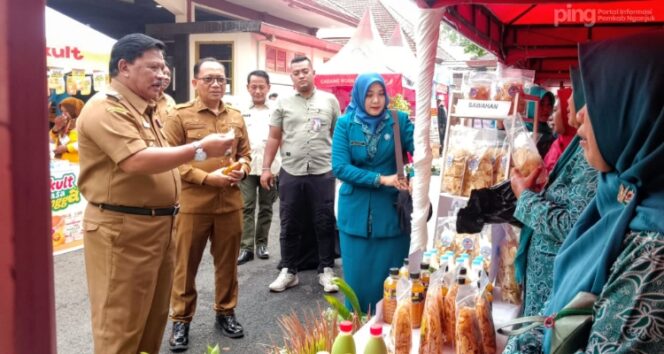 
					Bupati Nganjuk Marhaen Djumadi, kunjungi stand Hari Kesatuan Gerak (HKG) PKK ke-53 dan Bulan Bhakti Gotong Royong Masyarakat (BBGRM) ke-22. Foto.Dok.Humas