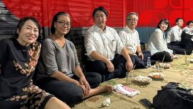 GKR Mangkubumi menjamu Ketua Dewan Prefektur Kyoto, Ryuzo Aramaki dan Wakil Gubernur Kyoto Furukawa Hironiri, di warung lesehan Yogyakarta. Foto: Humas Jogja.