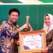 Penghargaan diterima oleh Wali Kota Mojokerto Ika Puspitasari dari Wakil Gubernur Jawa Timur, Emil Elestianto Dardak. Dok.Humas