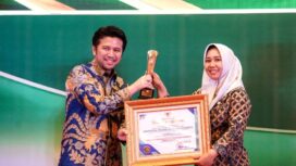 Penghargaan diterima oleh Wali Kota Mojokerto Ika Puspitasari dari Wakil Gubernur Jawa Timur, Emil Elestianto Dardak. Dok.Humas