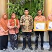 Dua inovasi unggulan daerah menerima penghargaan Anugerah INOTEK Award 2025 yang digelar di Grand Mercure Mirama Surabaya, Kamis (13/11/2025) pagi. Foto.Dok Diskominfo