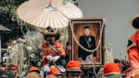 Suasana kirab upacara pemakaman SISKS Pakubuwono XIII. Foto: ig@keraton_solo