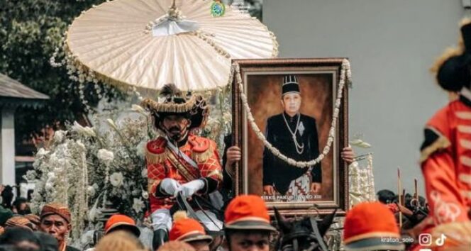 
					Suasana kirab upacara pemakaman SISKS Pakubuwono XIII. Foto: ig@keraton_solo 
