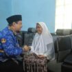 Wakil Wali Kota Mojokerto, Rachman Sidharta Arisandi, salurkan bantuan untuk lansia. Dok.Humas