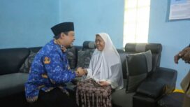 Wakil Wali Kota Mojokerto, Rachman Sidharta Arisandi, salurkan bantuan untuk lansia. Dok.Humas