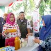 Wali Kota Mojokerto Ika Puspitasari meninjau pelaksanaan pasar murah di Halaman Kantor Kecamatan Prajuritkulon, Rabu (19/11/2025). Dok.Humas