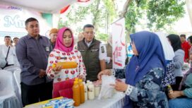 Wali Kota Mojokerto Ika Puspitasari meninjau pelaksanaan pasar murah di Halaman Kantor Kecamatan Prajuritkulon, Rabu (19/11/2025). Dok.Humas