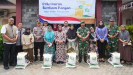 Wali Kota Mojokerto Ika Puspitasari meninjau penyaluran bantuan pangan beras dan minyak goreng dari Bapanas bagi keluarga kurang mampu, di Kantor Kelurahan Kedundung, Jumat (21/11/2025). Dok.Humas