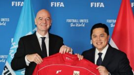 Ketum PSSI, Erick Thohir (kanan) menyampaikan apresiasi atas keputusan FIFA yang telah menunjuk Indonesia sebagai salah satu tuan rumah FIFA Series 2026. (Instagram/erickthohir)