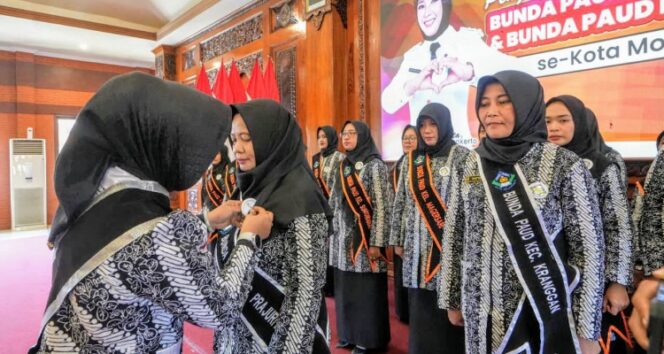 
					pengukuhan Bunda Paud Kecamatan dan Kelurahan se-Kota Mojokerto masa bakti 2025–2030 yang berlangsung di Ruang Sabha Mandala Madya, Balaikota Mojokerto pada Selasa (25/11/2025). Dok.Humas