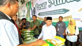 Bupati Mojokerto, Muhammad Albarra, kunjungi Pasar murah di Mojoanyar. Dok.Diskominfo