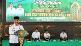 Mewakili Bupati Jombang, Asisten Pemerintahan dan Kesra Setdakab Jombang, Drs. Purwanto, M.KP., memberikan sambutan sekaligus menyerahkan santunan kepada ahli waris dari BPJS Ketenagakerjaan, Rabu-Kamis, 19-20 November 2025. Foto: Jombangkab.go.id