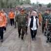 Kepala BNPB, Letnan Jenderal TNI Suharyanto saat mengunjungi lokasi bencara erupsi Semeru di Dusun Sumbersari, Desa Supiturang, Lumajang (Foto: Nur Hadi W/detikJatim)
