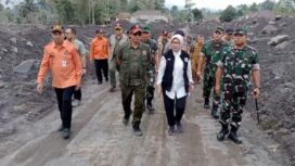 Kepala BNPB, Letnan Jenderal TNI Suharyanto saat mengunjungi lokasi bencara erupsi Semeru di Dusun Sumbersari, Desa Supiturang, Lumajang (Foto: Nur Hadi W/detikJatim)