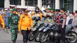 Wali Kota Batu Nurochman meninjau kesiapan personel dan sarana penanganan bencana. (foto : Pemkot Batu)