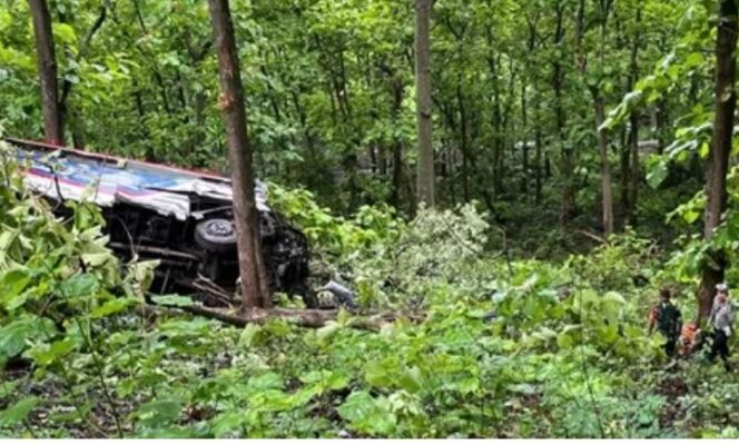 
					Bus masuk juran di Arak-arak