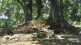 Candi Ampel tinggal reruntuhan