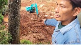 Supriadi menunjukkan lokasi bekas rumah almarhum keluarga Dani Setiawan di Desa Cibeunying, Kecamatan Majenang, Kabupaten Cilacap, Jawa Tengah, Minggu (16/11/2025).
© KOMPAS.COM/FADLAN MUKHTAR ZAIN