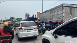 Kemacetan di Bundaran Waru imbas demo buruh (Foto: Aprilia Devi/detikJatim)
