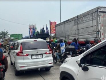 Kemacetan di Bundaran Waru imbas demo buruh (Foto: Aprilia Devi/detikJatim)
