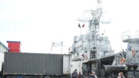 Bantuan diangkut KRI