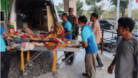 Plt Camat Plandaan, Jombang, Khoirul Huda, S.Sos bersama pejabat kecamatan melakukan evakuasi seorang warga Jipurapah, lokasi terpencil ke RS Ploso, agar mendapatkan perawatan medis lebih baik, Jumat 31 Oktober 2025. Foto: jombangkab.go.id