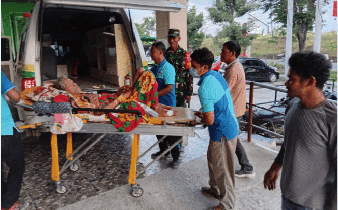 
					Plt Camat Plandaan, Jombang, Khoirul Huda, S.Sos bersama pejabat kecamatan melakukan evakuasi seorang warga Jipurapah, lokasi terpencil ke RS Ploso, agar mendapatkan perawatan medis lebih baik, Jumat 31 Oktober 2025. Foto: jombangkab.go.id