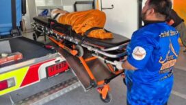 Wanita itu dibawa ke rumah sakit tak lama setelah ditemukan hidup. (Wat Rat Prakhong Tham via AP)