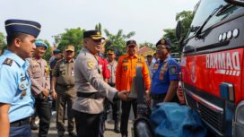 Kapolres tengah memeriksa personel beserta perlengkapannya dalam mengantisipasi dan menangani bencana