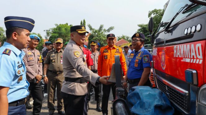 
					Kapolres tengah memeriksa personel beserta perlengkapannya dalam mengantisipasi dan menangani bencana