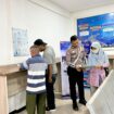 Salah satu petugas tengah membantu masyarakat yang membutuhkan pelayanan