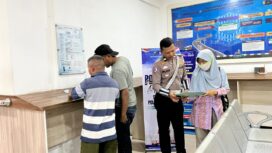 Salah satu petugas tengah membantu masyarakat yang membutuhkan pelayanan