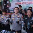 Petugas tunjukkan barang bukti miras jenis Arak Bali yang diamankan