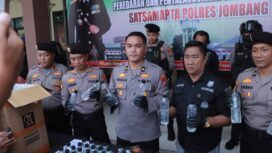 Petugas tunjukkan barang bukti miras jenis Arak Bali yang diamankan