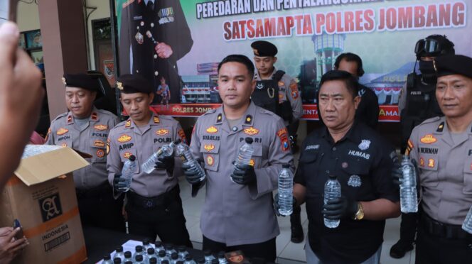 
					Petugas tunjukkan barang bukti miras jenis Arak Bali yang diamankan