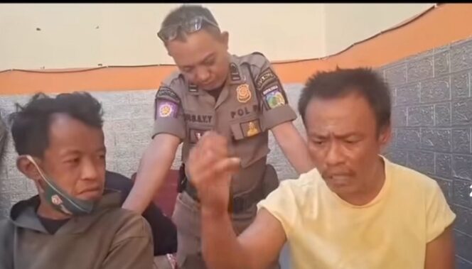 
					Satpol PP saat menanyai pengemis , sumber Fakta.indo