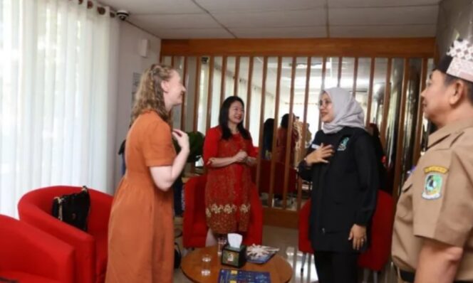 
					Perkins bertemu dengan pejabat Pemkab Banyuwangi 