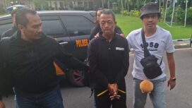 Pelaku tengah digelandang petugas