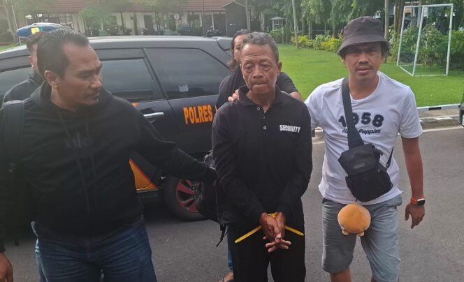 
					Pelaku tengah digelandang petugas