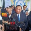 Susilo Bambang Yudhoyono (SBY) presiden keenam Republik Indonesia (RI) bersama Bambang Pramujati Rektor Institut Teknologi Sepuluh Nopember (ITS) saat memberi keterangan kepada awak media di Graha ITS, Surabaya, pada Selasa (11/11/2025). Foto: Risky suarasurabaya.net