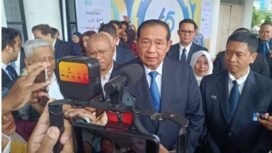 Susilo Bambang Yudhoyono (SBY) presiden keenam Republik Indonesia (RI) bersama Bambang Pramujati Rektor Institut Teknologi Sepuluh Nopember (ITS) saat memberi keterangan kepada awak media di Graha ITS, Surabaya, pada Selasa (11/11/2025). Foto: Risky suarasurabaya.net