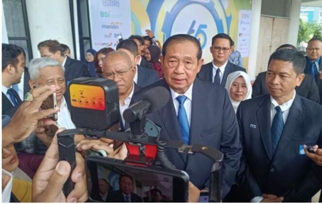 
					Susilo Bambang Yudhoyono (SBY) presiden keenam Republik Indonesia (RI) bersama Bambang Pramujati Rektor Institut Teknologi Sepuluh Nopember (ITS) saat memberi keterangan kepada awak media di Graha ITS, Surabaya, pada Selasa (11/11/2025). Foto: Risky suarasurabaya.net