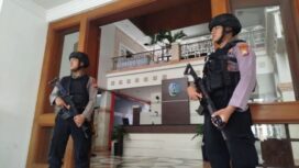 Petugas keamanan bersenjata berjaga di depan ruang kerja Bupati Ponorogo saat giat penggeledahan oleh komisi antirasuah di Pemkab Ponoorgo, Selasa (11/11/2025) (Antara/HO - Prastyo)