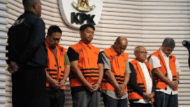 Inilah liam tersangka baru dalam kasus ijon pryek di wilayah kabupaten Situbondo, dengan moudus pembayaran fee 10 % untuk bupati dan kepada PUPR sebesar 7.5 %. Mereka ditahanh sejak 4 November 2025. Foto: Instagram@KPK