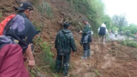 Tanah longsor terjadi di jalur Pacet - Cangar pada Senin (24/11/2025) siang. Insiden ini membuat jalur tersebut ditutup karena tak bisa dilalui kendaraan. Foto: Istimewa 