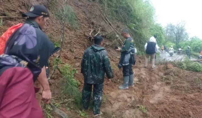 
					Tanah longsor terjadi di jalur Pacet - Cangar pada Senin (24/11/2025) siang. Insiden ini membuat jalur tersebut ditutup karena tak bisa dilalui kendaraan. Foto: Istimewa 