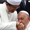 Paus Fransiskus menghadiri pertemuan antar agama bersama Imam Besar Nasaruddin Umar di Masjid Istiqlal Jakarta, Indonesia, 5 September 2024. (REUTERS/Guglielmo Mangiapane)