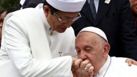 Paus Fransiskus menghadiri pertemuan antar agama bersama Imam Besar Nasaruddin Umar di Masjid Istiqlal Jakarta, Indonesia, 5 September 2024. (REUTERS/Guglielmo Mangiapane)