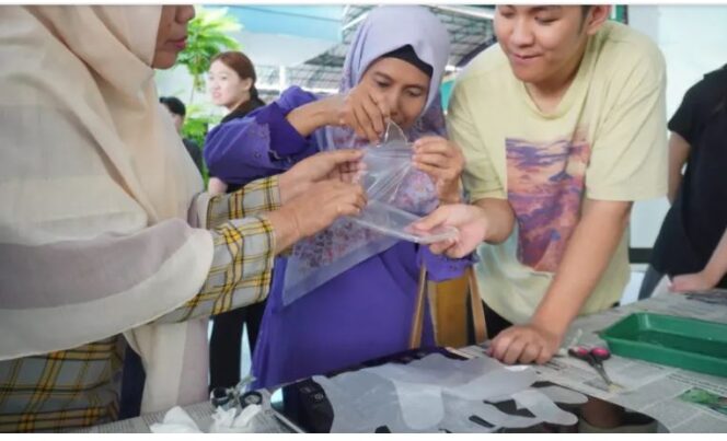 
					Mahasiswa UPC saat dampingi warga