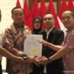 Wakil Kepala DPR RI Sufmi Dasco Ahmad bersama Menteri Sekretaris Negara (Mensesneg) Prasetyo Hadi serta dua guru SMA Negeri 1 Luwu Utara, Sulawesi Selatan, yakni Rasnal dan Abdul Muis di Lanud Halim Perdanakusuma, Jakarta, Kamis (13/11/2025) dini hari.
© Tangkapan layar YouTube Sekretariat Presiden